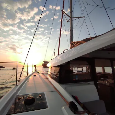 Nuit A Bord D'un Catamaran Botel