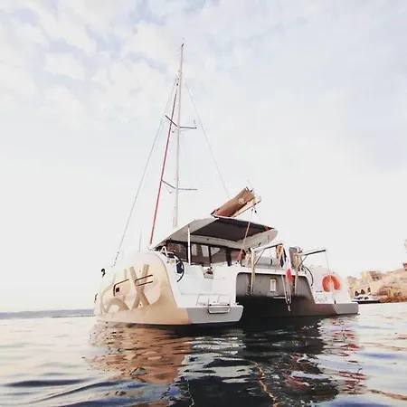 Nuit A Bord D'un Catamaran * Marseilles