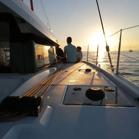 Nuit A Bord D'un Catamaran Marseilles