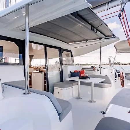 Botel Nuit A Bord D'un Catamaran Marseilles