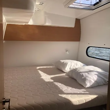 Nuit A Bord D'un Catamaran Botel